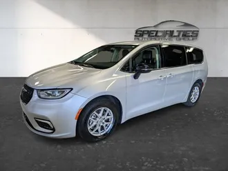 2024 Chrysler Pacifica Touring L photo 5