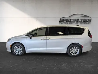 2024 Chrysler Pacifica Touring L photo 7