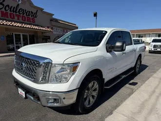2018 Nissan Titan Crew Cab photo 2
