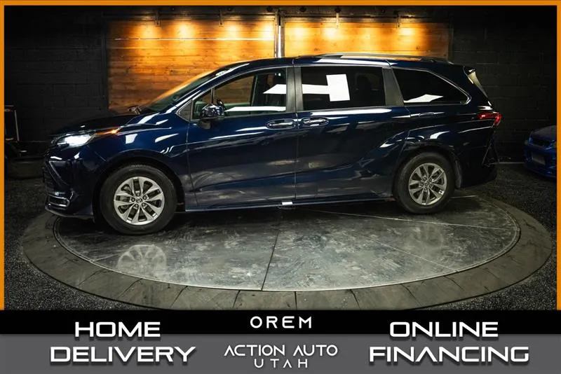 2022 TOYOTA SIENNA XLE