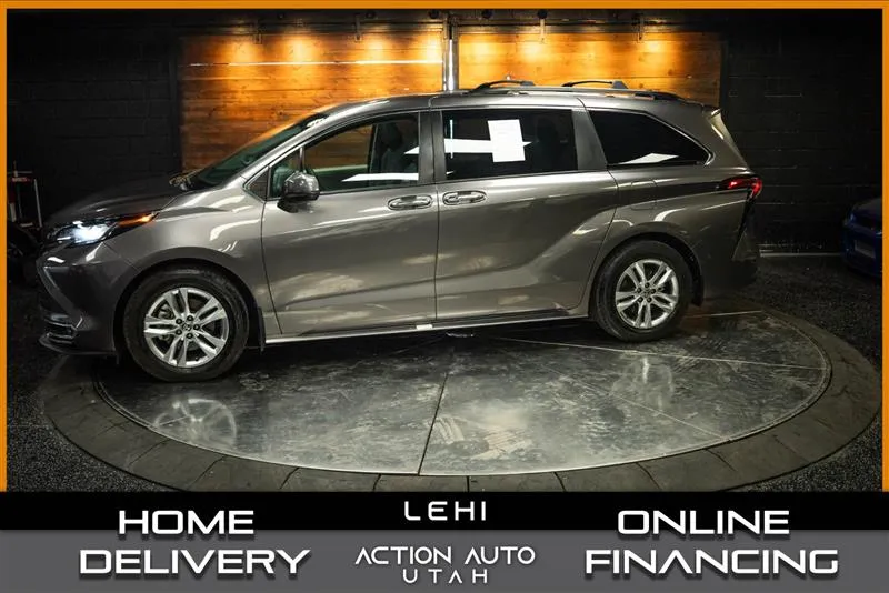 2022 TOYOTA SIENNA XLE