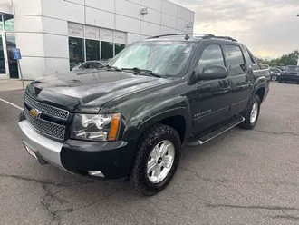 2013 Chevrolet Avalanche photo 2