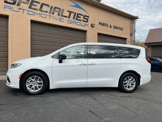 2024 Chrysler Pacifica Touring L photo 2