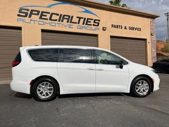 2024 Chrysler Pacifica Touring L photo 3