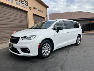 2024 Chrysler Pacifica Touring L photo 4