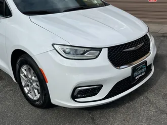 2024 Chrysler Pacifica Touring L photo 5