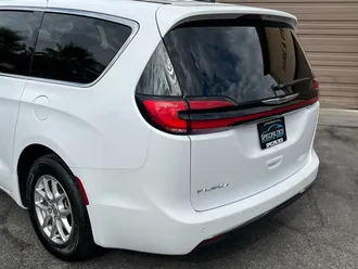 2024 Chrysler Pacifica Touring L photo 7