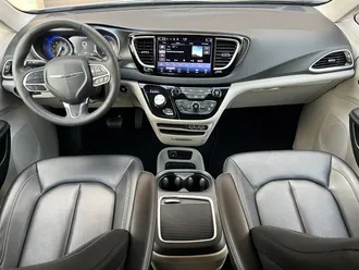 2024 Chrysler Pacifica Touring L photo 5