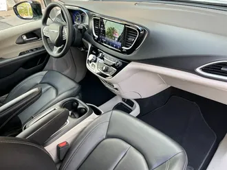 2024 Chrysler Pacifica Touring L photo 7