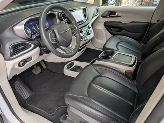 2024 Chrysler Pacifica Touring L photo 2