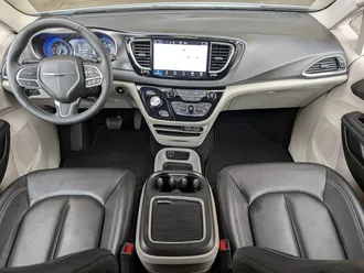 2024 Chrysler Pacifica Touring L photo 3