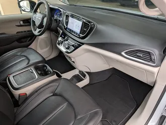 2024 Chrysler Pacifica Touring L photo 4