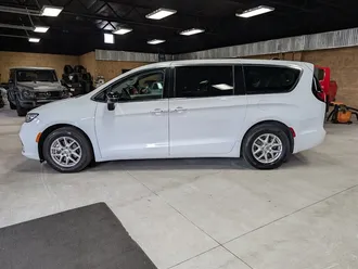 2024 Chrysler Pacifica Touring L photo 7
