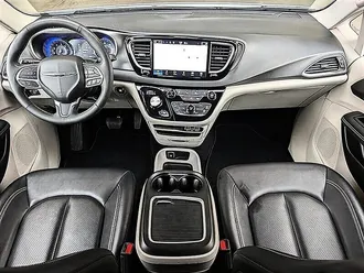 2024 Chrysler Pacifica Touring L photo 3