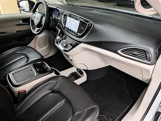 2024 Chrysler Pacifica Touring L photo 4