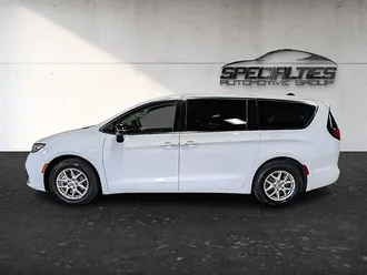2024 Chrysler Pacifica Touring L photo 7