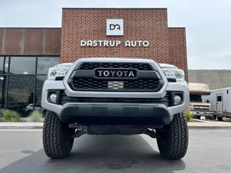 2018 Toyota Tacoma photo 2