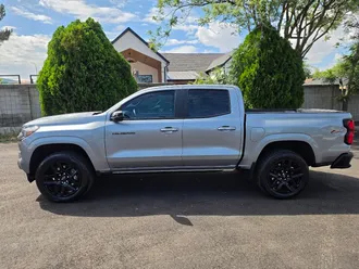 2025 Chevrolet Colorado photo 2