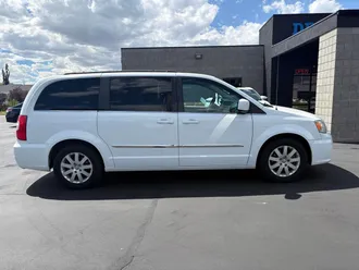 2014 Chrysler Town & Country photo 4