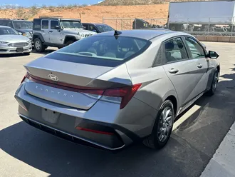 2024 Hyundai Elantra photo 3