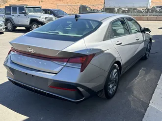 2024 Hyundai Elantra photo 3