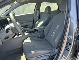 2024 Hyundai Elantra photo 5