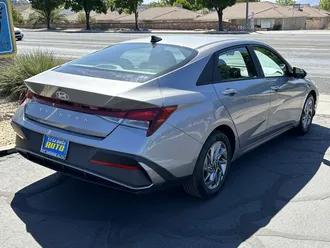 2024 Hyundai Elantra photo 3