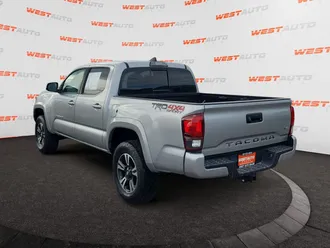 2019 Toyota Tacoma photo 3