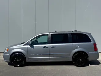 2015 Chrysler Town and Country photo 2