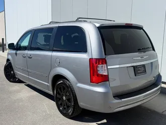 2015 Chrysler Town and Country photo 3
