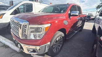 2017 Nissan Titan Crew Cab photo 2