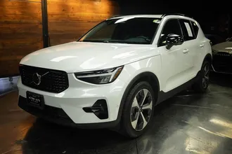 2023 VOLVO XC40 photo 2