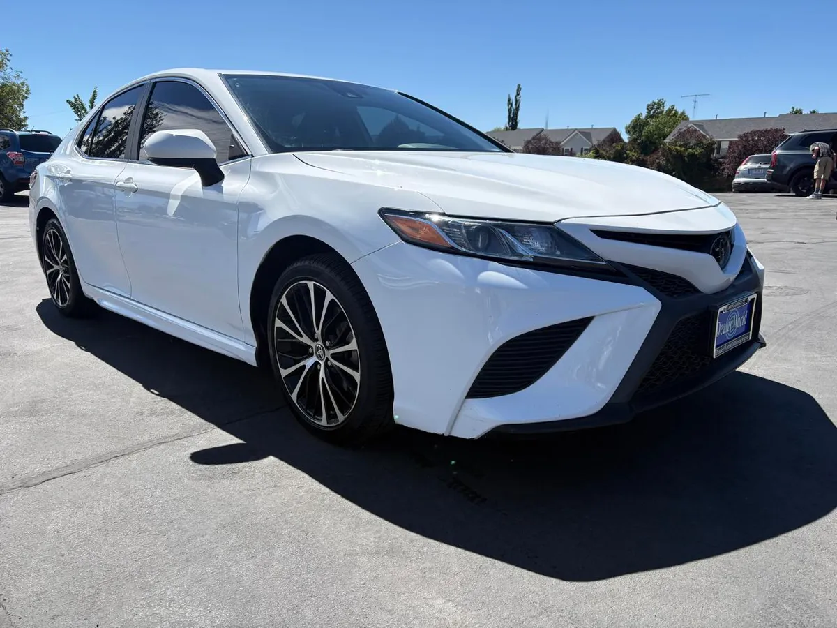 2020 Toyota Camry SE Auto (Natl)
