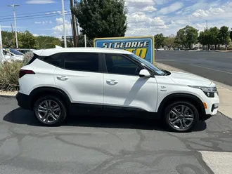 2023 Kia Seltos photo 2