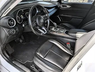 2020 Alfa Romeo Giulia Ti photo 2