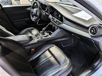 2020 Alfa Romeo Giulia Ti photo 4