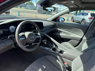 2025 Hyundai Elantra photo 6