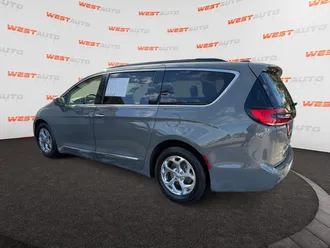 2022 Chrysler Pacifica photo 3