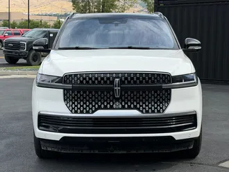 2025 Lincoln Navigator photo 2