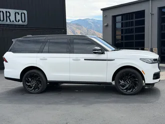 2025 Lincoln Navigator photo 3