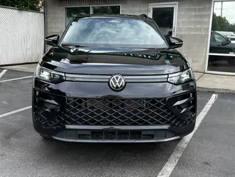 2025 Volkswagen Tiguan SE R-Line Black 4Motion photo 2