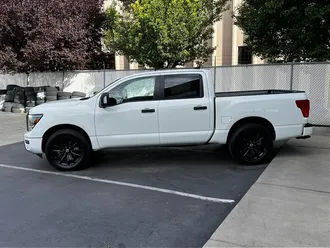 2023 Nissan Titan SV photo 4