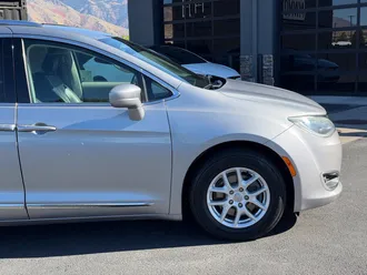 2020 Chrysler Pacifica photo 3