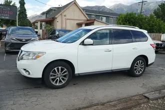 2016 Nissan Pathfinder photo 2