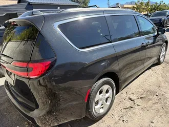 2022 Chrysler Pacifica photo 2