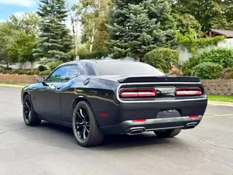 2016 Dodge Challenger photo 3