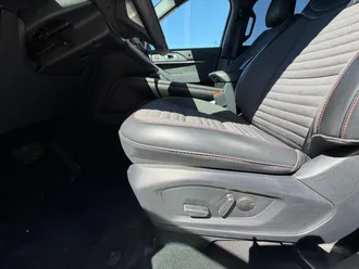 2025 Ford Explorer photo 6