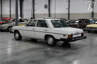1974 Mercedes-Benz 115 photo 3