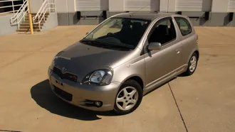 2000 Toyota Vitz photo 2