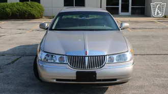 2002 Lincoln Town Car photo 2